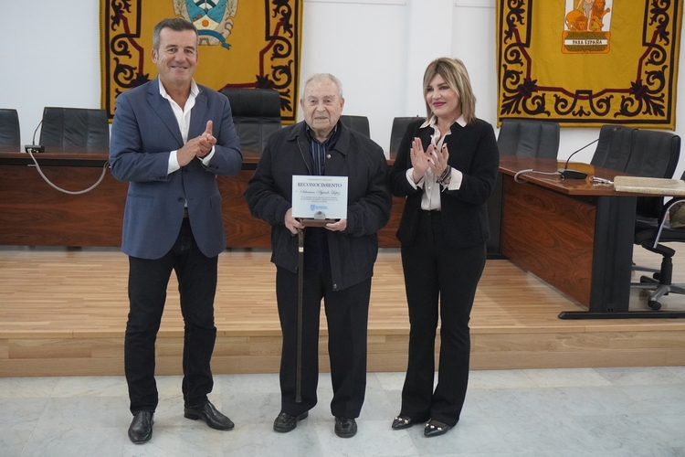 Foto alcalde, homenajeado y concejala de Turismo