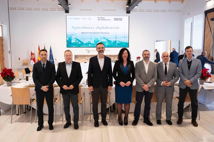 Foto familia encuentro agricultura y digitalización