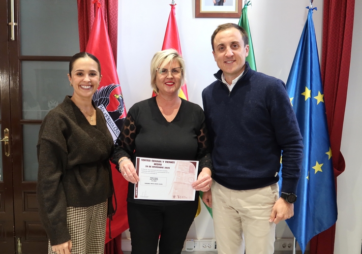 Ganadora con alcalde y concejal