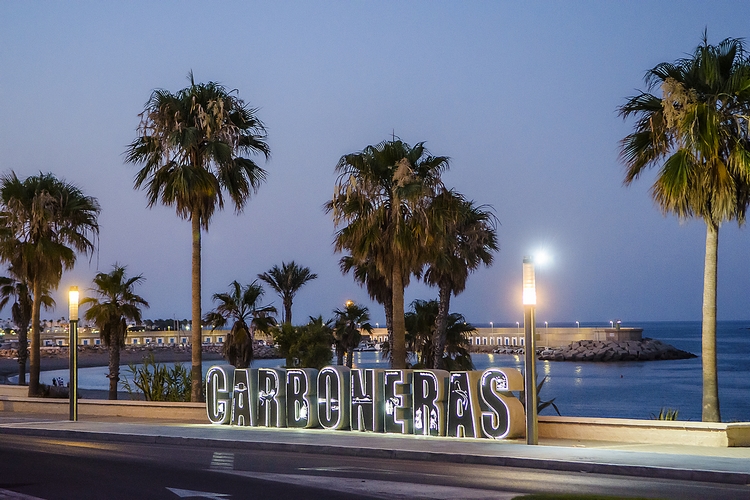 Letras Carboneras iluminadas