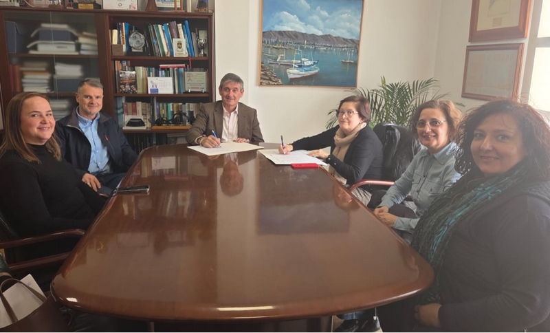 260108 El Ayuntamiento de Adra refuerza su apoyo al comercio local con la firma de un nuevo convenio de colaboración