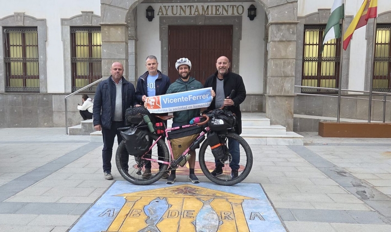 260122 Llegada a Adra del reto WheelyFogg 2026 de Alfie Recarte un viaje en bicicleta desde Andalucía a Japón para llevar educación sobre ruedas