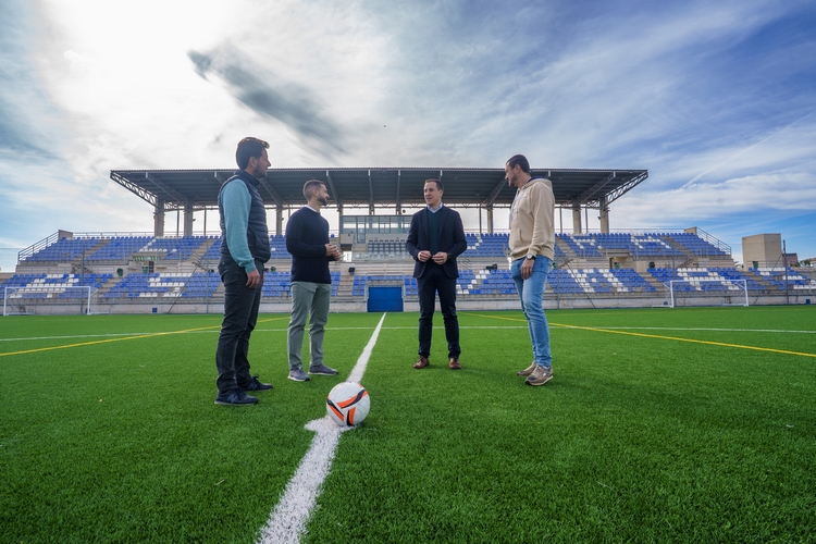Alcalde, Concejal de Deportes y Técnicos Municiapales supervisan el nuevo césped