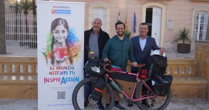 Foto alcalde, Alfie Recarte y Fundación Vicente Ferrer
