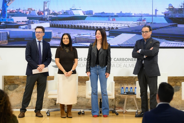 Los directores del estudio Ignacio Amate y Almudena Guarnido, la presidenta de la APA, Rosario Soto; y el rector de la UAL, José J. Céspedes