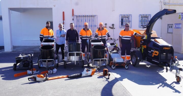 1 Foto alcalde y trabajadores del servicio de limpieza