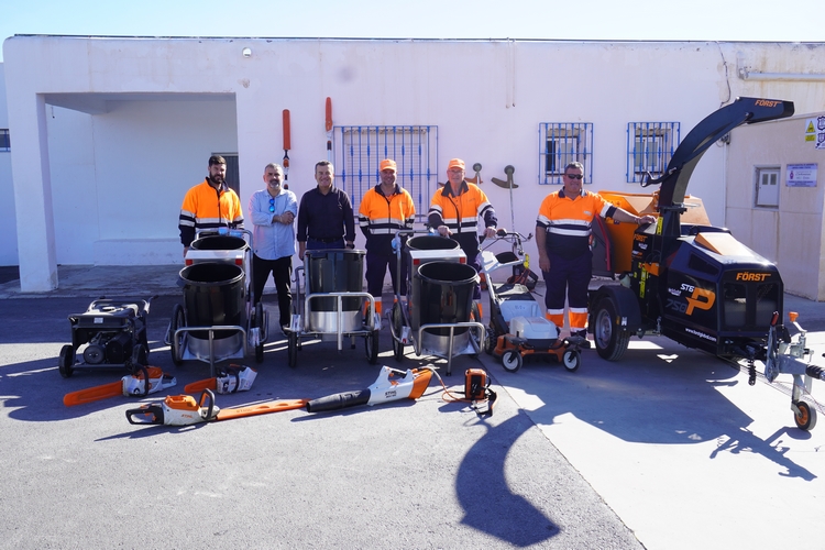 1 Foto alcalde y trabajadores del servicio de limpieza