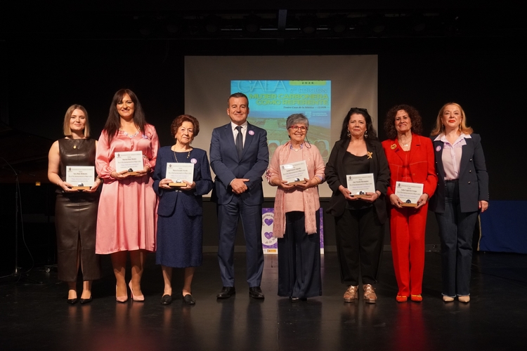 1 Foto alcalde y concejala con homenajeadas