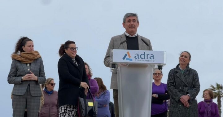 260305 Adra conmemora el 8M con la lectura del manifiesto por la igualdad en el acto 'Pasos por la Igualdad'