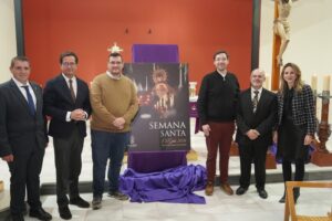 Una impactante imagen de la Virgen de los Dolores de Santa María del Águila, en su palio y con la candelaria encendida, protagoniza el cartel de la Semana Santa de El Ejido 2026