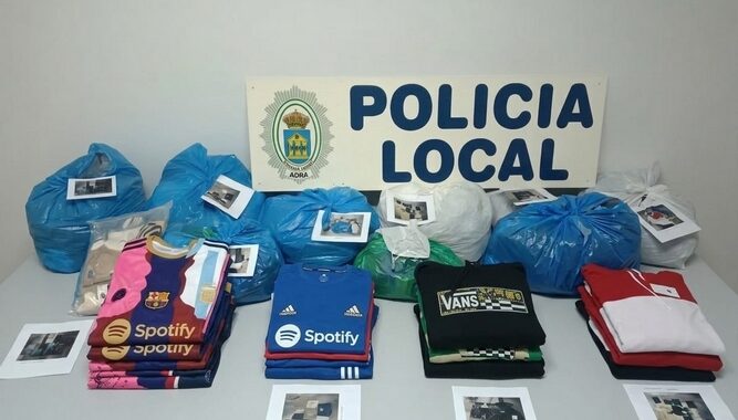 260320 La Policía Local de Adra interviene más de 480 prendas presuntamente falsificadas de venta ambulante ilegal