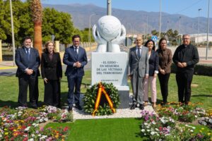 El municipio de El Ejido rinde homenaje a las víctimas del terrorismo con un monolito en su memoria
