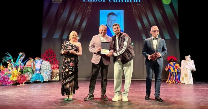 260327 Diego Cruz recibe el premio de FEALTA