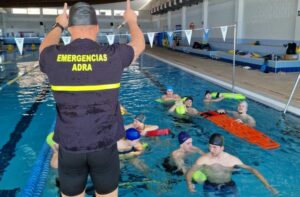 260331 Arrancan las prácticas acuáticas del curso de socorrismo en la Piscina de Adra con casi una veintena de alumnos