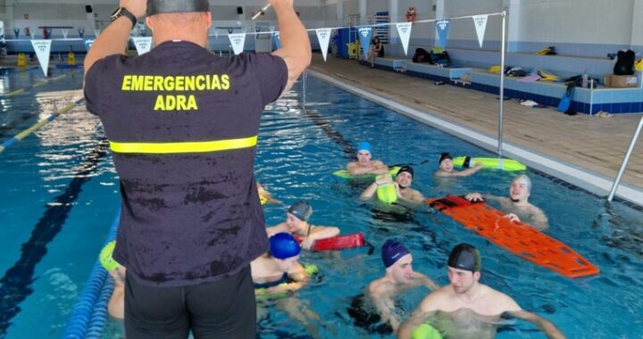 260331 Arrancan las prácticas acuáticas del curso de socorrismo en la Piscina de Adra con casi una veintena de alumnos