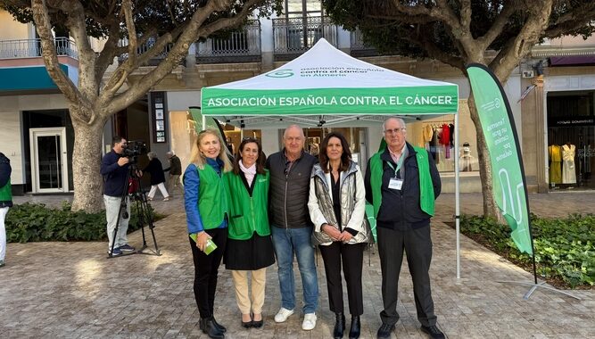 260331 Mesa informativa de la AECC en el Paseo (2)