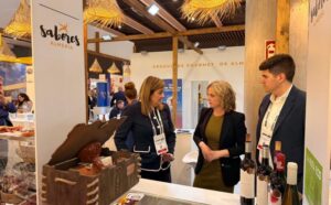 Diputada con empresarios (1)