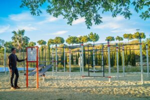Vera estrena un circuito de calistenia en el Parque de las Familias para impulsar el deporte al aire libre
