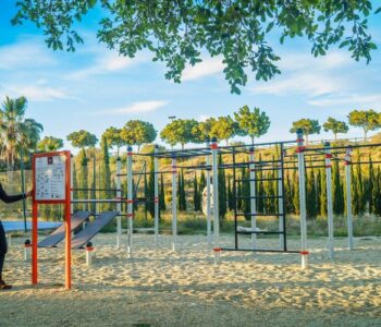 El alcalde de Vera supervisa nuevo circuito de calistenia 1