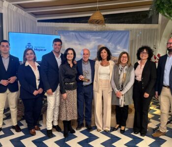 FOTO MOJÁCAR AGRADECE A RICARDO ESCUDERO SU CONTRIBUCIÓN AL TURISMO CON EL INDALO DE ORO 2026