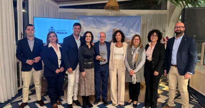 FOTO MOJÁCAR AGRADECE A RICARDO ESCUDERO SU CONTRIBUCIÓN AL TURISMO CON EL INDALO DE ORO 2026