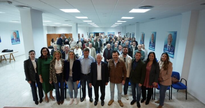FOTO REUNIÓN TONI MARTÍN Y GABRIEL AMAT CON AFILIADOS DE ROQUETAS DE MAR