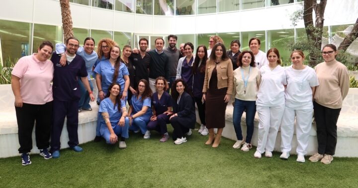 Foto Familia Alcalde de Vera con personal de la Residencia Virgen de las Angustias