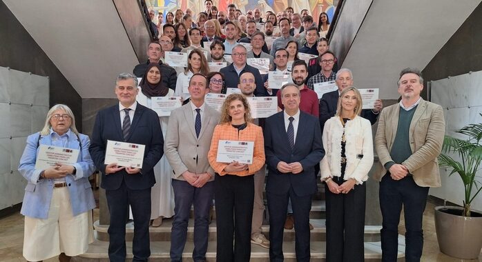 Foto familia acto gestores administrativos placa DGT