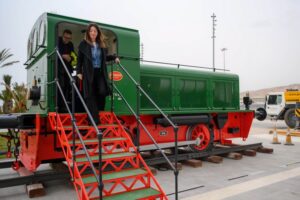 Locomotora Deutz restaurada en la entrada del Muelle de Levante del Puerto de Almería 3