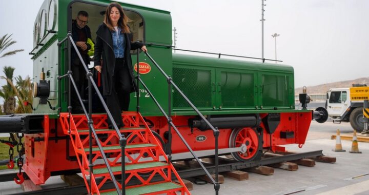 Locomotora Deutz restaurada en la entrada del Muelle de Levante del Puerto de Almería 3