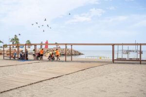 Adjudicadas las nuevas  pasarelas de madera para mejorar la accesibilidad en las playas de Roquetas de Mar