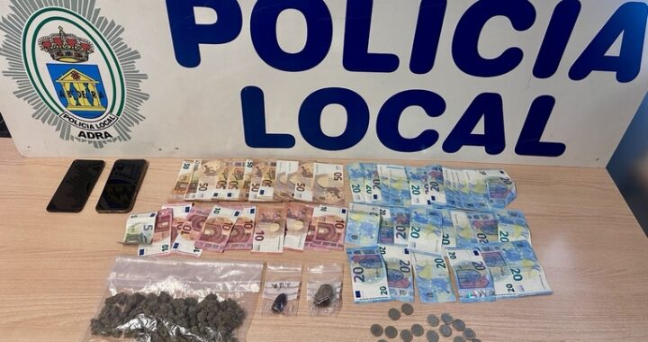 260407 Dos detenidos en Adra por un presunto delito contra la salud pública y por robo y resistencia a la autoridad
