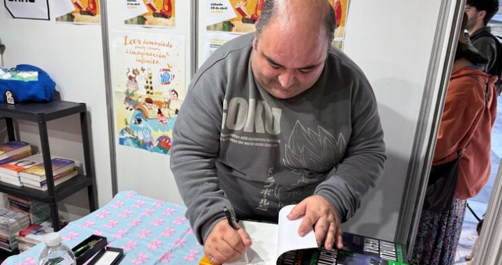 260415 Custodio Pérez firma en caseta