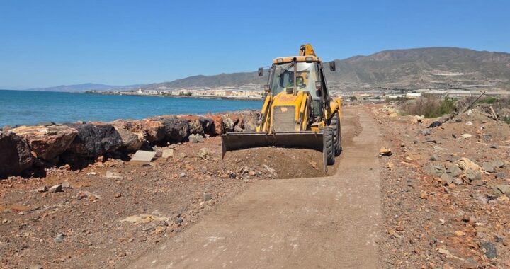 260415 El Ayuntamiento de Adra realiza labores de acondicionado de caminos rurales (2)