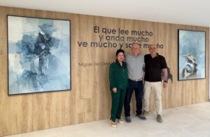 Huércal-Overa enriquece su patrimonio cultural con la instalación de dos obras donadas por Diego Bonillo en la Biblioteca Municipal