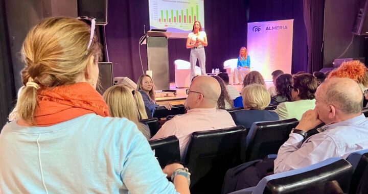 FOTO LOLES LÓPEZ FORO DE DEPENDENCIA 1