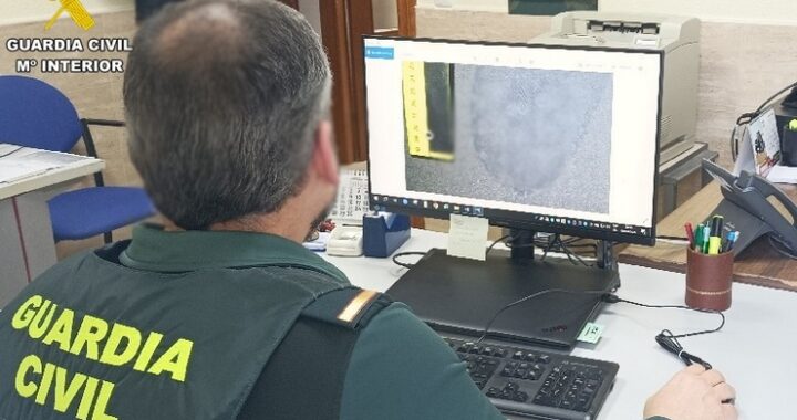 FOTOGRAFÍA EDITADAagente analizando una huella de calzado-api