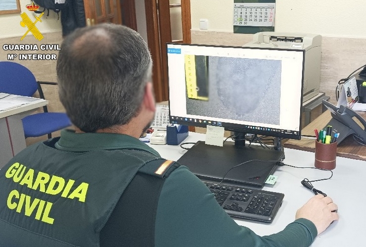 FOTOGRAFÍA EDITADAagente analizando una huella de calzado-api