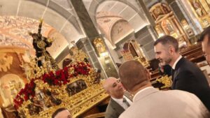 Fernández-Pacheco asiste a la salida del ‘PasoBlanco’ en el Jueves Santo de Huércal-Overa