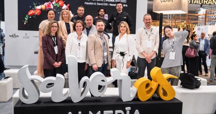 Integrantes internacionales de la misión inversa en el stand de Sabores