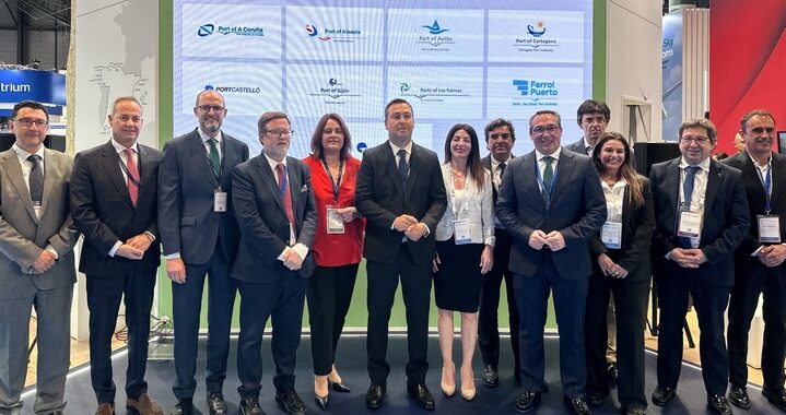 Presidentes de autoridades portuarias en el expositor de Puertos del Estado en la Wind Europe que se celebra en Madrid