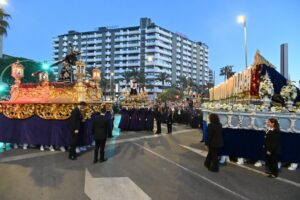 La alcaldesa realiza la levantá de Nuestro Padre Jesús Nazareno de la Hermandad del Encuentro en la Plaza de las Velas