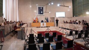 El Pleno del Ayuntamiento de Almería designa a los integrantes de las 239 mesas para las elecciones andaluzas del 17 de mayo
