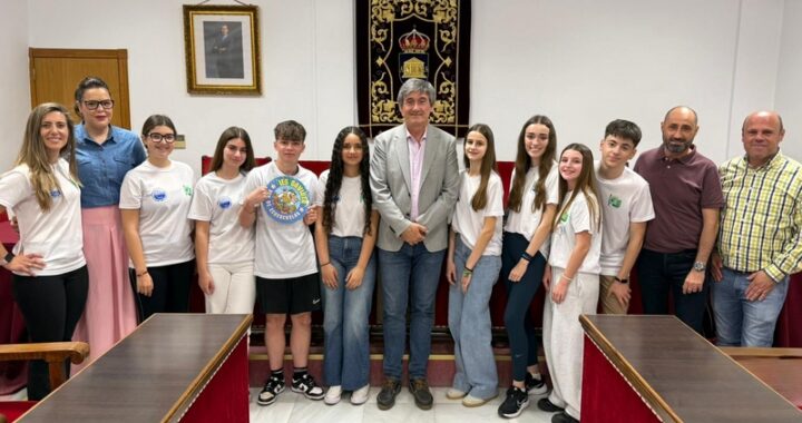 260512 Manuel Cortés recibe al alumnado del IES Gaviota tras ser seleccionado para representar a Andalucía en el Encuentro Estatal CONFINT 2027