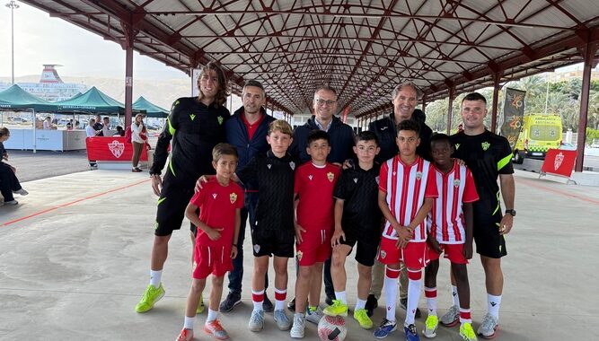 260515 Antonio Casimiro y Antonio Urdiales con la cantera de la UD Almería (1)