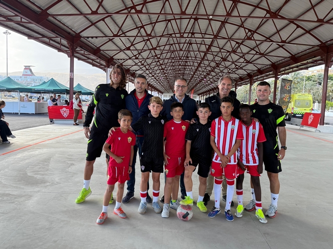 260515 Antonio Casimiro y Antonio Urdiales con la cantera de la UD Almería (1)