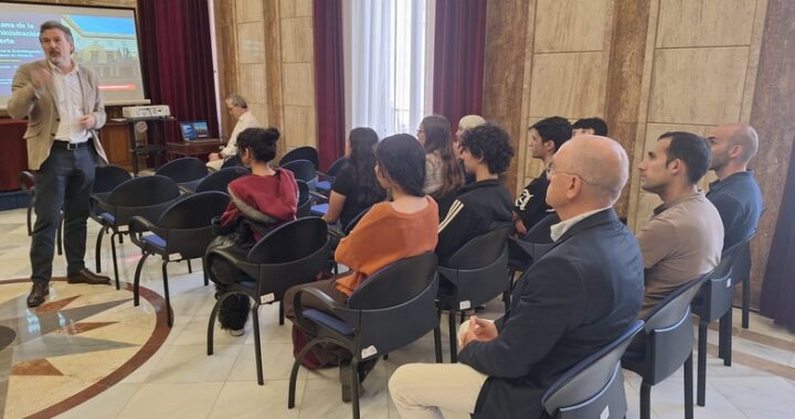260519 Charla informativa con estudiantes Semana de la Administración Abierta