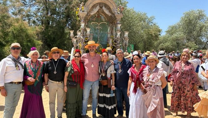 260521 Fernánez-Pacheco con la Hermnadad del Rocío de Almería