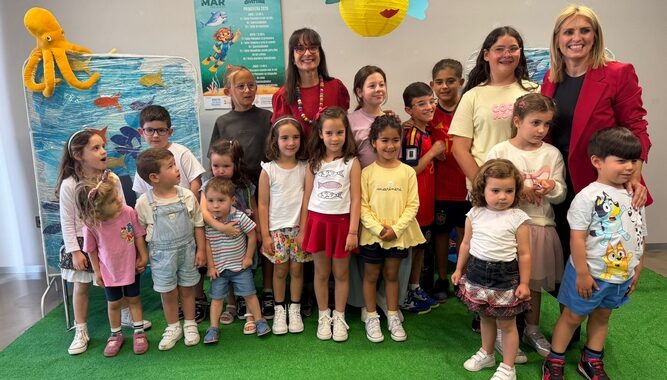 260521 Paula Mandarina, Emilia Alvarez y los niños y niñas