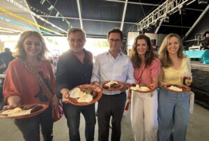 Miles de personas disfrutan de la tradicional degustación de huevos fritos con chorizo en las fiestas de Santa María del Águila